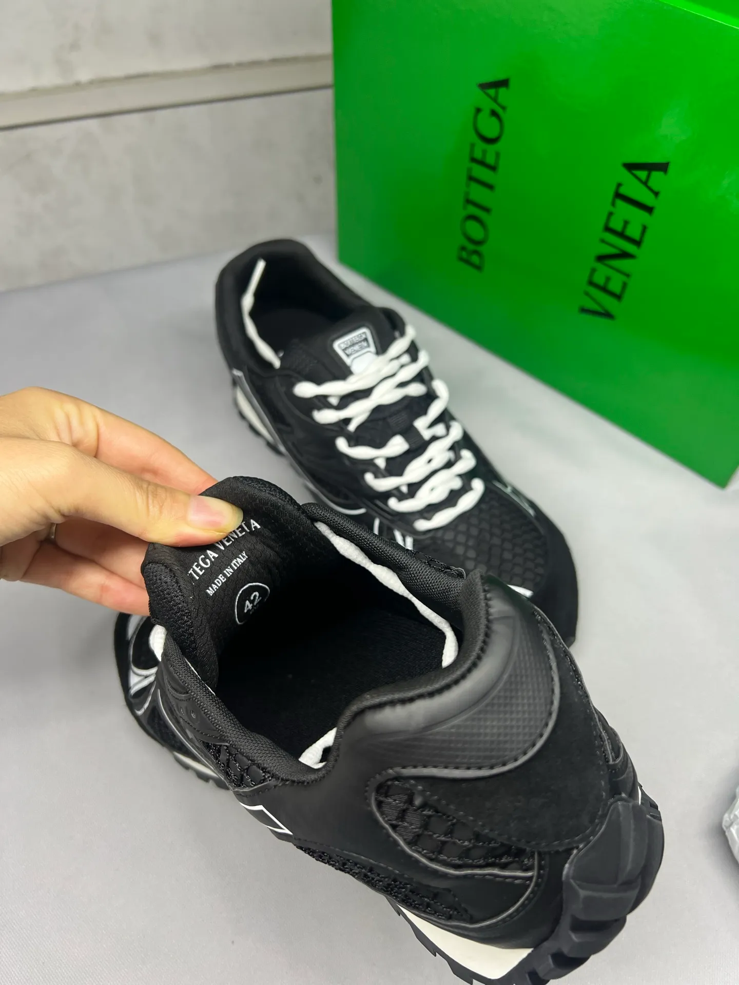 👟👟Ex-factory price 600👟👟 Male +10 Real photos of bright black 🔥🔥BV Orbit sneakers Wang Yibo's same style couple's dad shoes Runner sneakers, made of lightweight technical mesh fabric. Matched with geometric pattern designed rubber outsole, men's and women's king series, high version. Look for the package technology. It is actually much taller, but the legs are still slim. Very nice, playable and durable. Matched to the standard💯 package shoe technology. Look for the high version. The outsole is made of color-blocked TPU outsole. Women's model 35 36 37 38 39 40 41 42 (40 41 42 customized) Men's model 39 40 41 42 43 44 45 46 47 (45 46 47 code customization) (Customer logo can be accepted without refund and exchange price is excellent) Equipped with original packaging